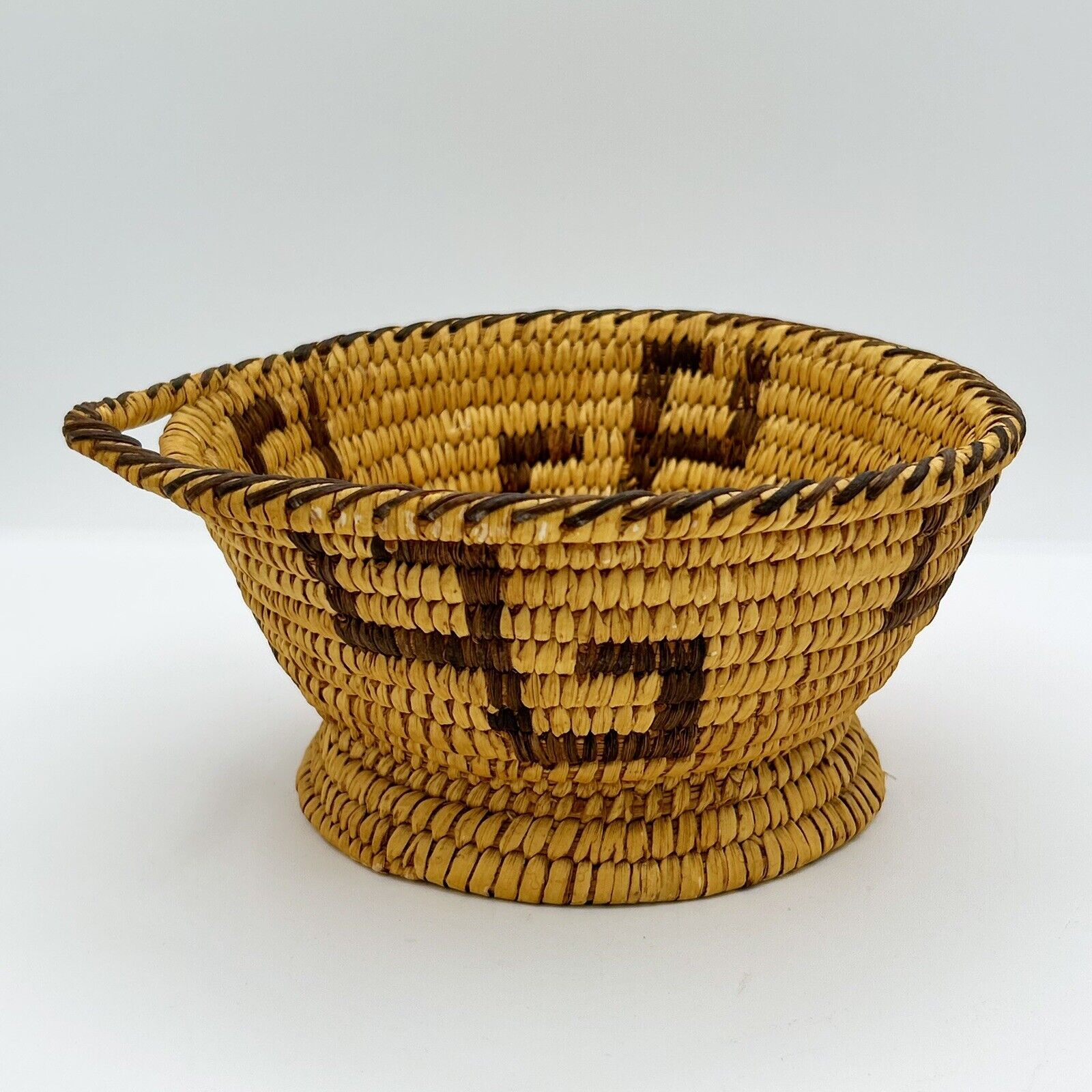 Vintage Papago Woven Yucca & Devils Claw 17 Coil Basket With Handle