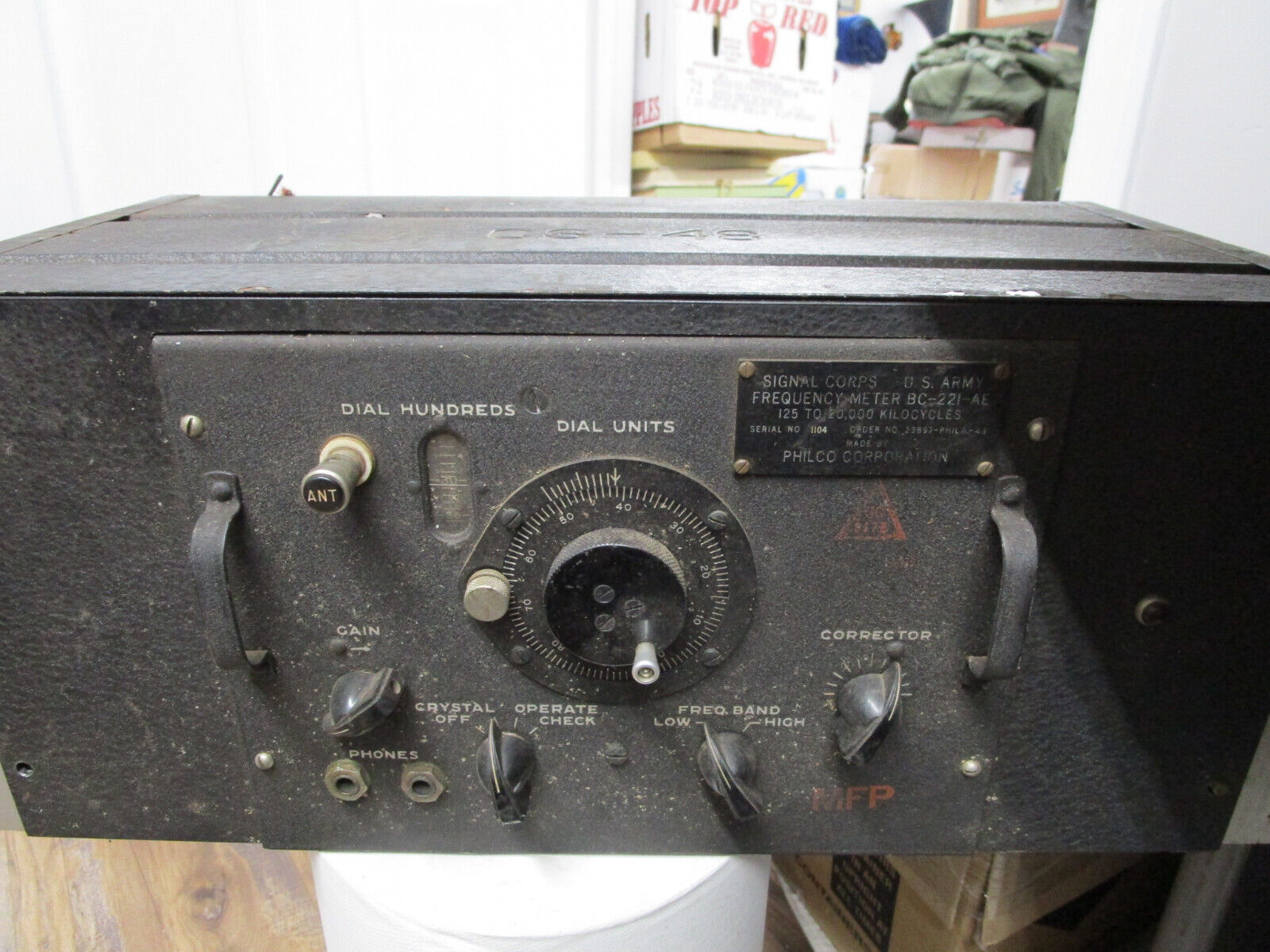 SIGNAL CORPS BC-221-AE FREQUENCY METER looks  good & WORKS WELL