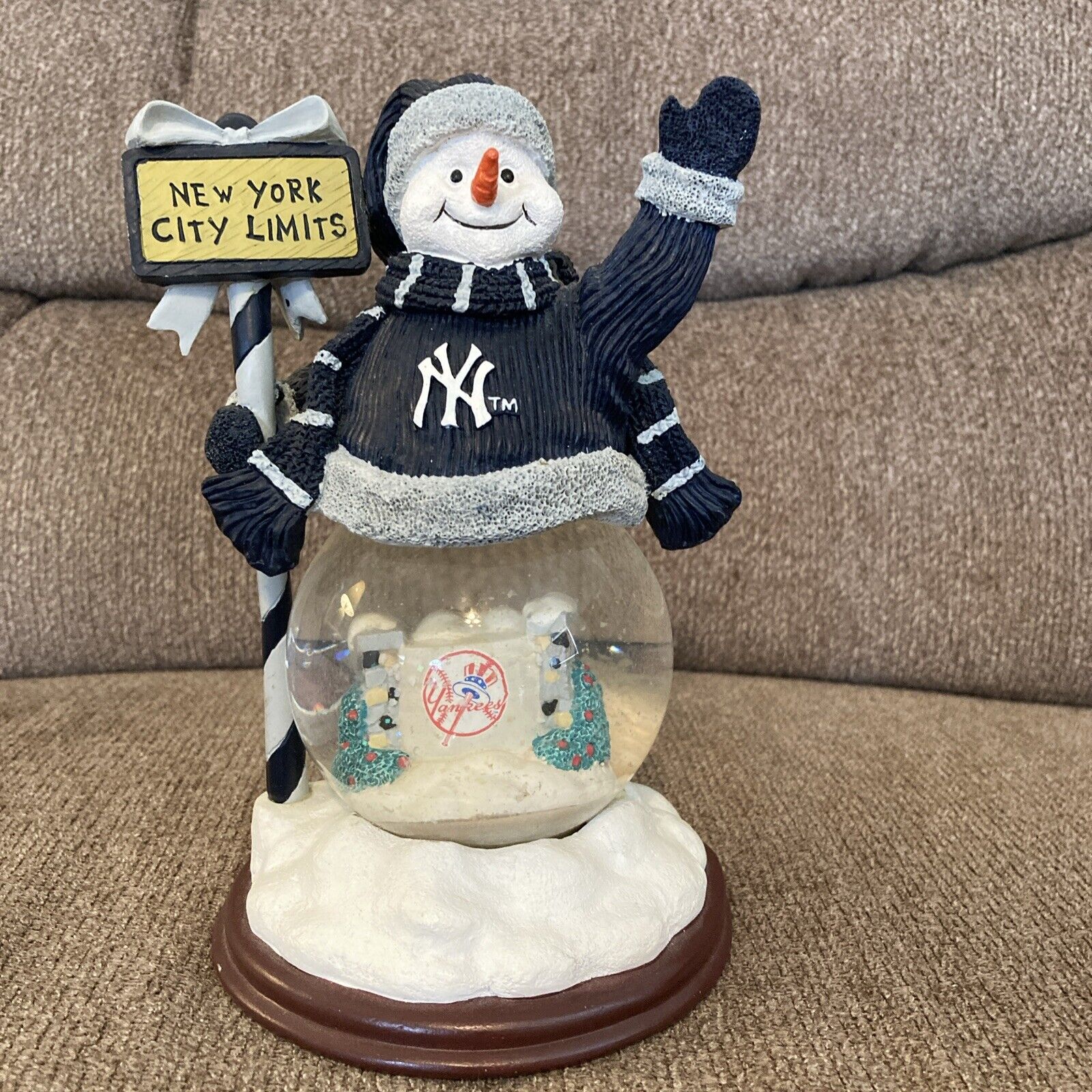 2007 Memory Company New York Yankees City Limits Snowman Snow Globe Limited Ed