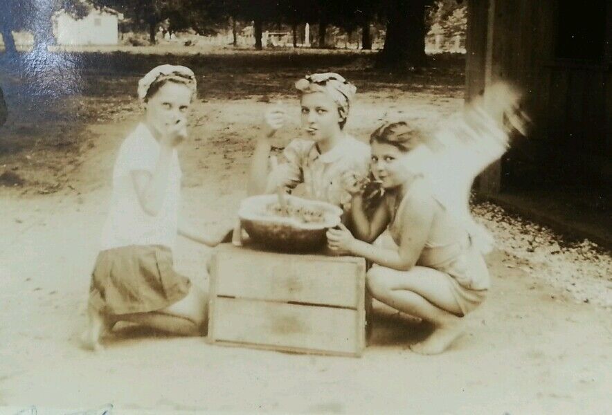 VINTAGE GIRLS WATERMELON 3 SPOONS BFFs AMIGAS SUMMER FUN WW2 ERA 1942 ART PHOTO
