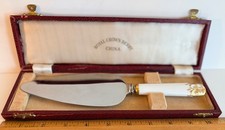 WWII Royal Crown Derby Gilded Fleur-de-Lis Trellis Porcelain Cake Server c1940 picture