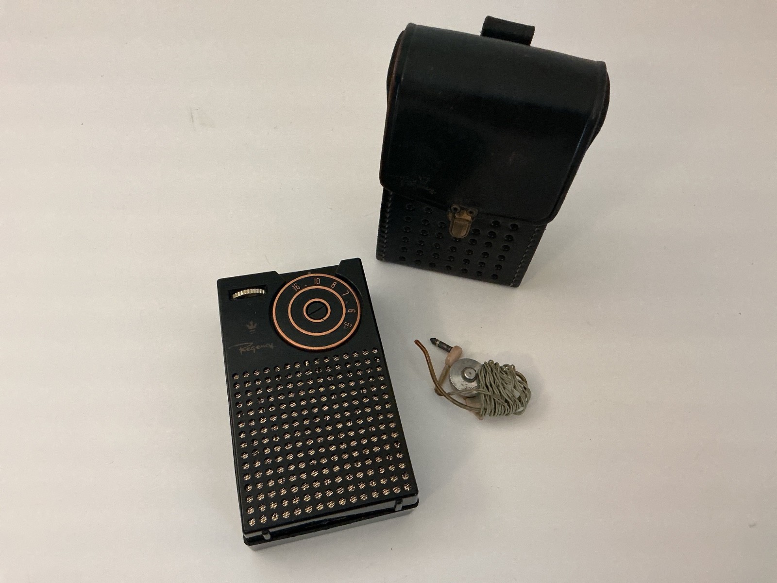 VINTAGE REGENCY TR-1 Transistor Radio - Black - UN-TESTED with Original Earphone