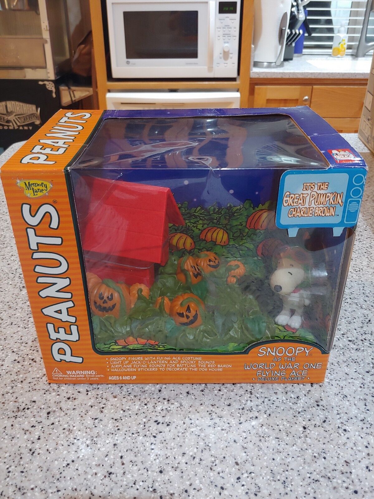 Memory Lane Great Pumpkin Charlie Brown Snoopy World War One Flying Ace (2002)