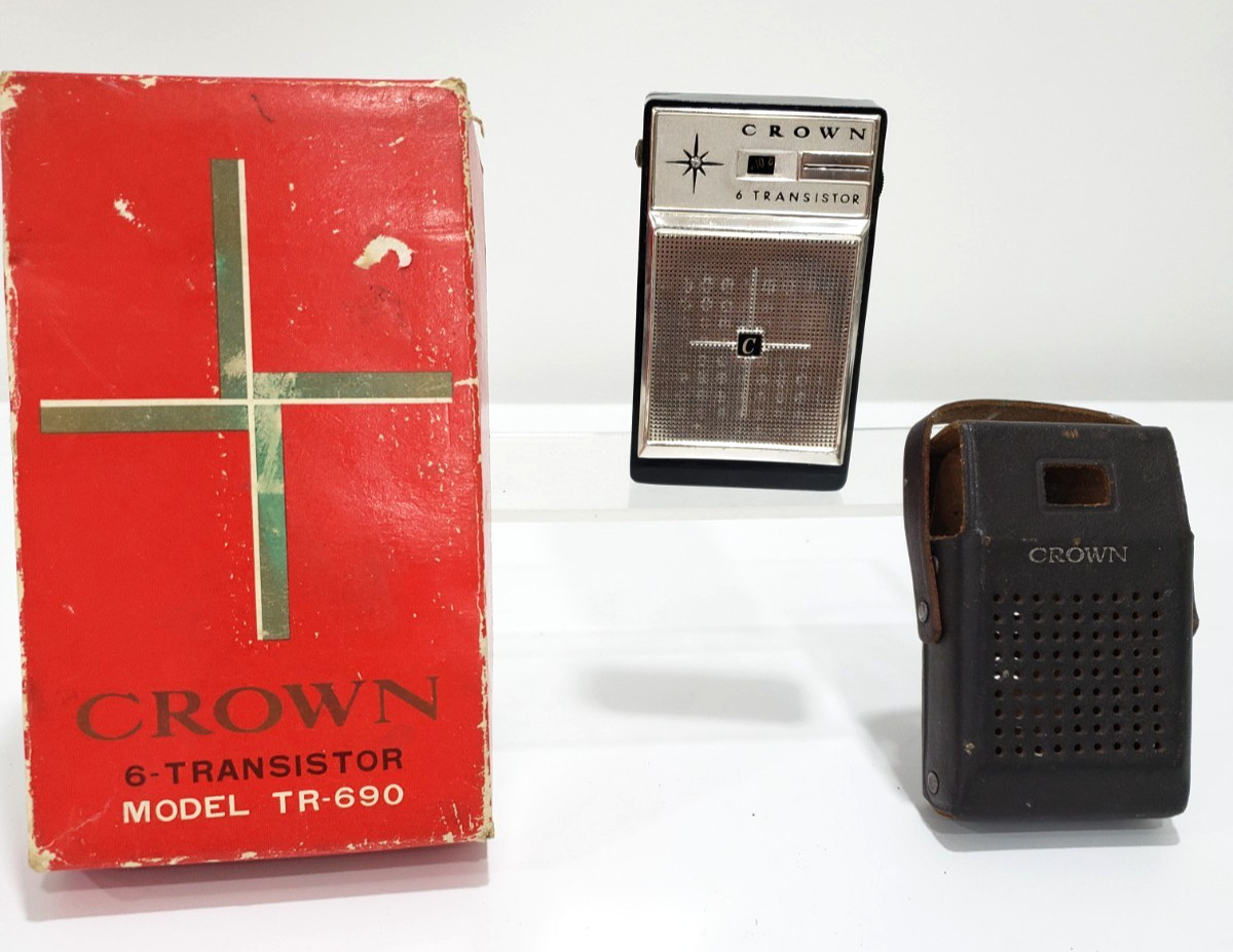 VINTAGE CROWN TRANSISTOR RADIO MODEL TR 690 -WITH BOX NOT WORKING VINTAGE CROWN TRANSISTOR RADIO MODEL TR 690 -WITH BOX NOT WORKING