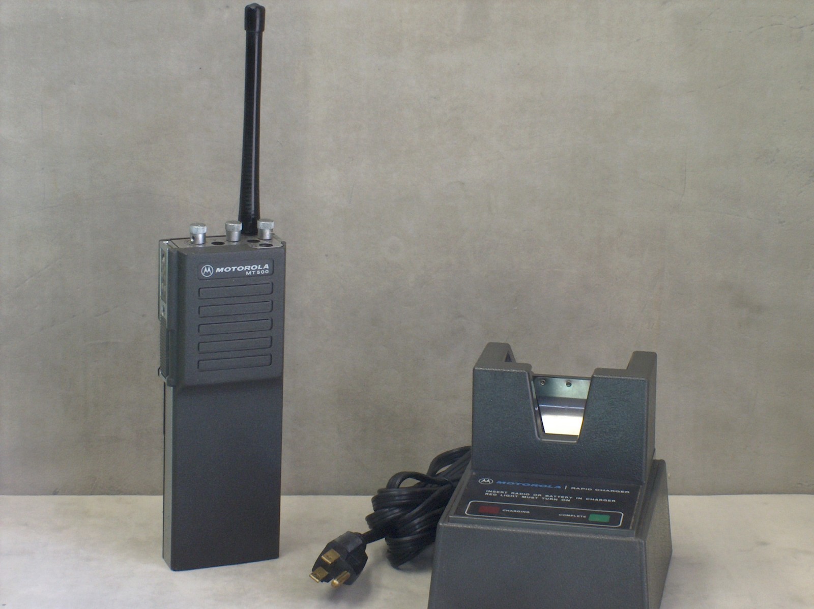 Motorola MT500 VHF Radio US Secret Service Transceiver w/ Battery and Charger Motorola MT500 VHF Radio US Secret Service Transceiver w/ Battery and Charger