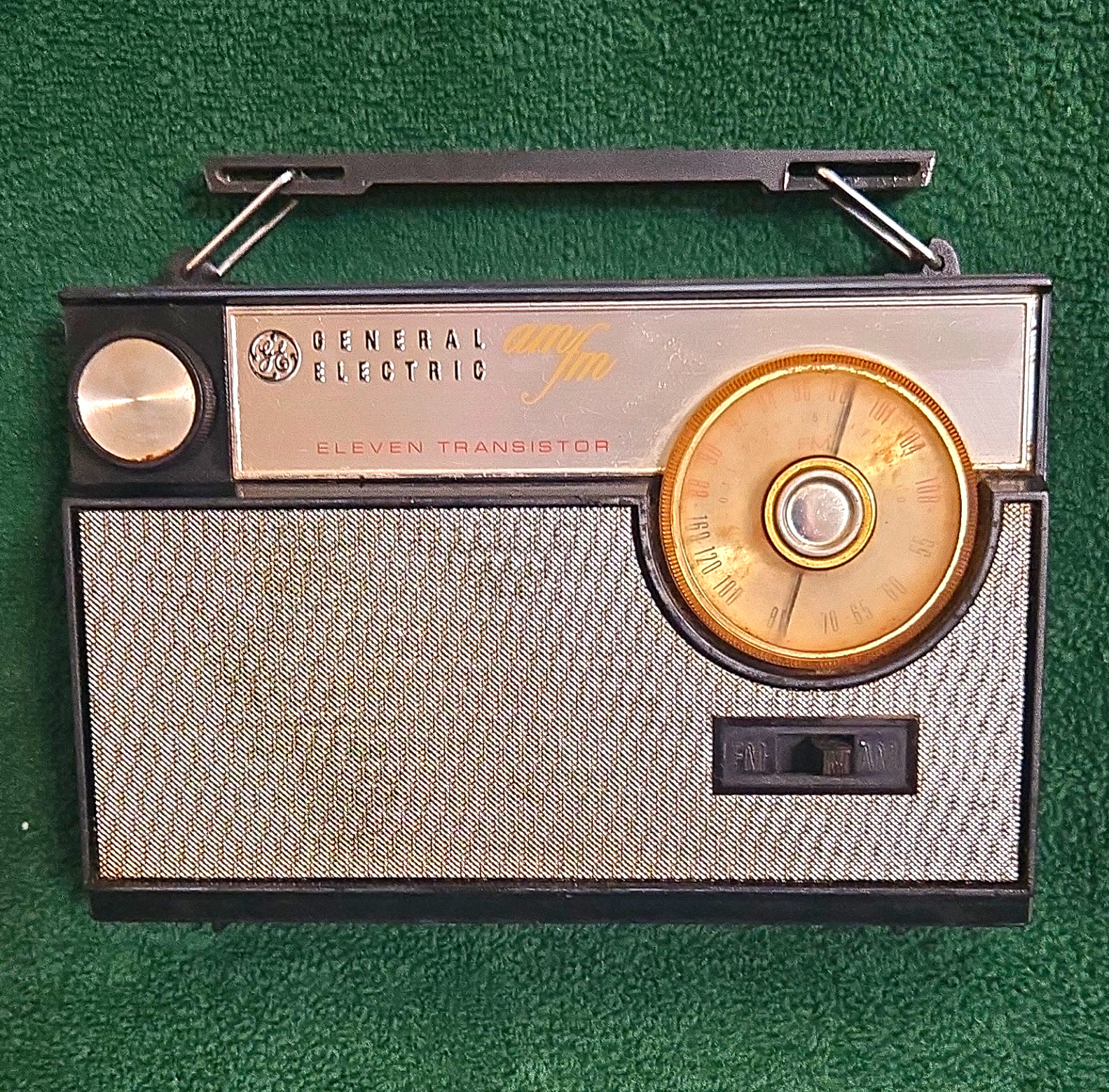 Vintage working 1960s General Electric P1815 AM/FM Transistor Radio - no antenna