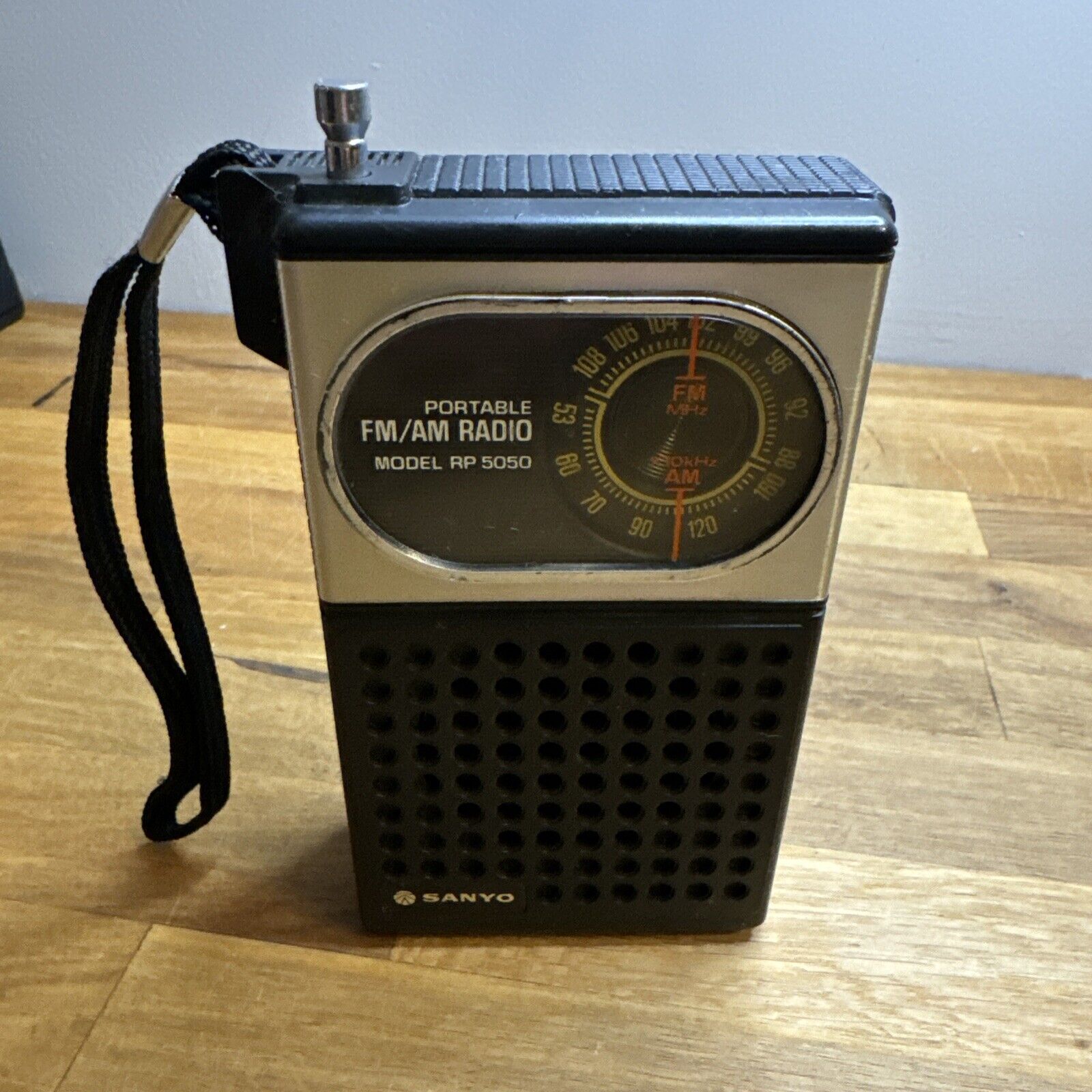 Vintage Sanyo Model RP5050 AM FM Transistor Portable Radio Handheld Tested Works