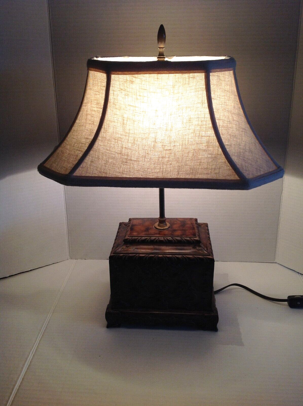 VINTAGE Ornate Accent Designer Lamp with Shade & Toggle Switch