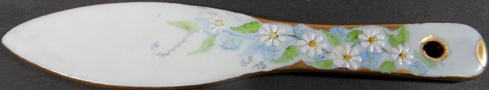 Vtg Butter Knife Cheese Server Brie Hand Painted Ceramic Porcelain Daisies 1978